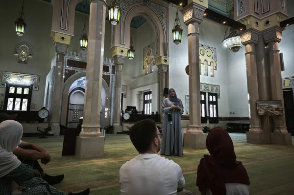 tur Masjid Jumeirah Dubai_jumeirah mosque Para peserta tur banyak yang bertanya tentang ajaran Islam kepada pemandu di Masjid Jumeirah Dubai, Selasa (22/4/2025). (iNews.id/Maria Christina Malau)