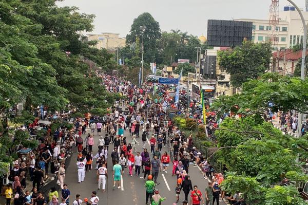 Ribuan warga memadati CFD perdana di Depok, Jawa Barat, Minggu (4/5/2025). (Foto: Andika Rachmansyah)