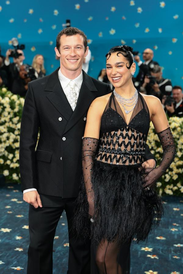 Dua Lipa dan Callum Turner di Met Gala 2025. (Foto: X)