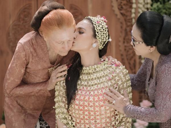 Luna Maya siraman Momen saat Luna Maya sungkeman dan siraman jelang pernikahan. (Foto: Instagram)