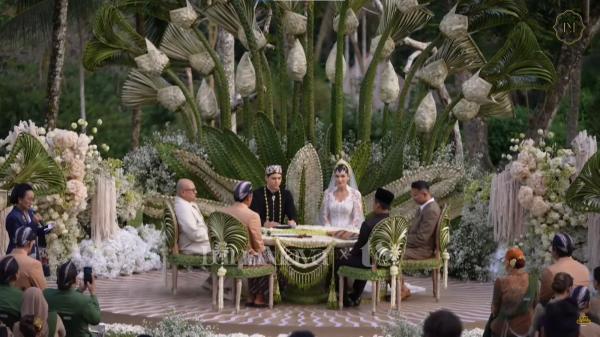 Raffi Ahmad saksi nikah Raffi Ahmad dan Irwan Mussry jadi saksi nikah Luna Maya dan Maxime Bouttier. (Foto: Youtube)