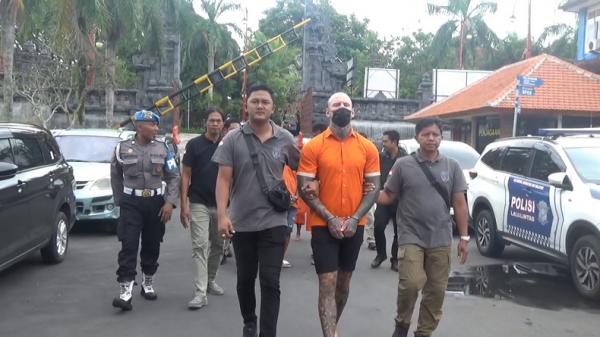 WNA Inggris ditangkap Seorang WNA asal Inggris berinisial LO, berusia 22 tahun, ditangkap polisi karena menganiaya warga di Jalan Raya Pengosekan, Kabupaten Gianyar, Bali. (Foto: Catur Kusumaningrat).