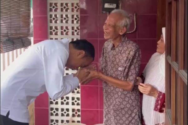 Jokowi Sowan ke Kasmudjo Presiden ke-7 RI Jokowi bersilaturahmi ke dosen pembimbing akademiknya di Fakultas Kehutanan UGM, Kasmudjo. (Foto: @jokowi/Instagram)