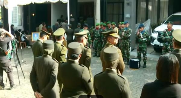 Rumah Duka Kolonel Antonius Hermawan Suasana duka menyelimuti rumah duka Kolonel Cpl Antonius Hermawan, salah satu prajurit TNI yang gugur dalam insiden ledakan saat pemusnahan amunisi di Garut. (Foto: iNews)