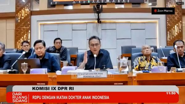 Ketua IDAI Ketua IDAI dr Piprim Basarah Yanuarso saat menghadiri rapat dengar pendapat dengan Komisi IX DPR RI. (Foto: Youtube)