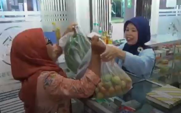 Warga mengganti biaya berobat dengan sayuran di klinik kesehaatan dr Rafika Augustine, Kabupaten Ponorogo. (Foto: iNews)