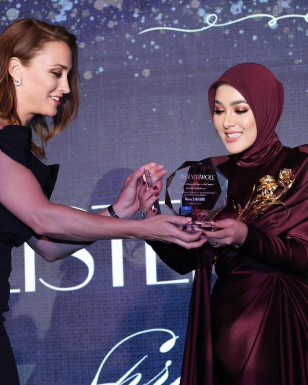Syahrini raih penghargaan Syahrini saat meraih penghargaan di salah satu event Cannes Film Festival 2025. (Foto: Instagram)