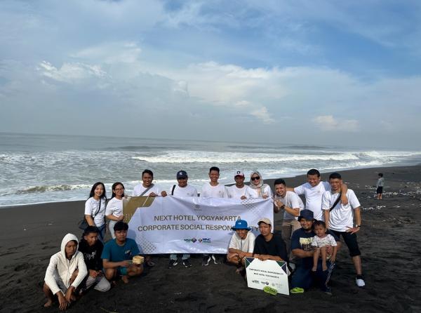 Aksi Peduli Lingkungan, Next Hotel Yogya dan MNC Peduli Lepas Puluhan Tukik dan Bersih-Bersih Pantai
