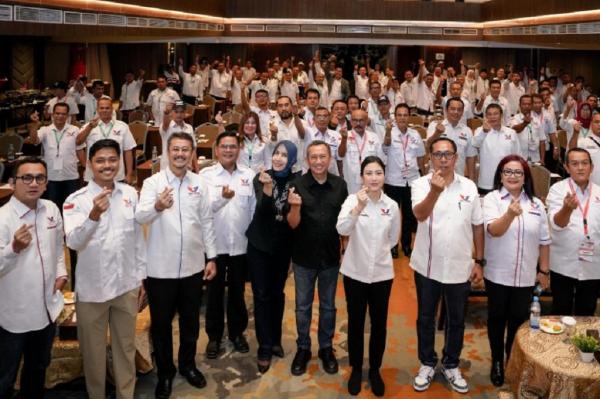 Angela dan DPW perindo sumut Ketua Umum Partai Perindo Angela Tanoesoedibjo bersama jajaran pengurus DPW Partai Perindo Sumut foto bersama usai konsolidasi internal. (Foto: ist)