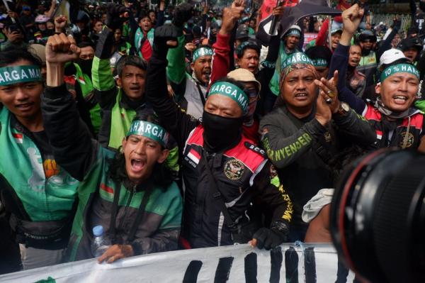 Demo Ojol 3 Melalui demonstrasi ini, massa ojol berharap pemerintah segera turun tangan menengahi persoalan tarif dan menjamin perlindungan kerja yang lebih baik. (Foto: Isra Triansyah)