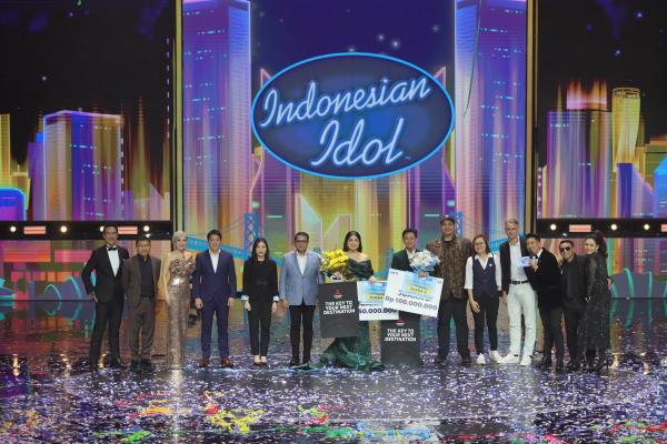 Hadiah untuk Shabrina Shabrina Leanor menerima hadiah dari Co-CEO MNC Group Angela Tanoesoedibjo, Menteri Pemuda dan Olahraga Dito Ariotedjo, Menteri Ekonomi Kreatif Teuku Riefky Harsya, dan Wakil Menteri Ekonomi Kreatif Irene Umar. (Foto: Aldhi Chandra)
