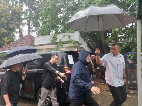 Anies Baswedan tiba di pemakaman suami Najwa Shihab. (Foto: Ravie Wardani)