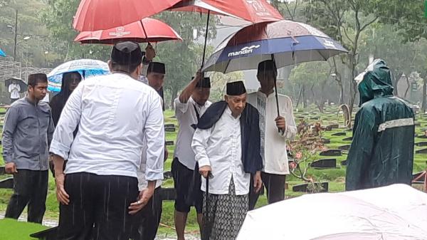 Quraish Shihab di Pemakaman Ibrahim Sjarief Assegaf. (Foto: Ravie Wardani)
