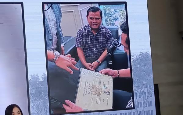 Foto ipar Jokowi membawa ijazah asli milik Jokowi dan diberikan ke penyidik (Foto: Fiqri)