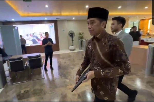 Presiden ke-7 RI Joko Widodo (Jokowi) membawa map hitam saat diperiksa Bareskrim Polri pada Selasa (20/5/2025). (Foto: Istimewa)