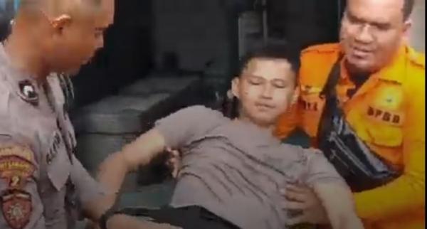 Anggota polisi luka-luka usai truk yang ditumpanginya kecelakaan beruntun di Surabaya. (Foto: iNews)