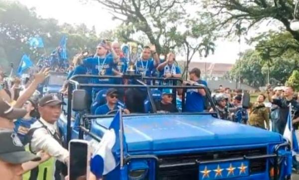 Pemain dan ofisial tim Persib Bandung pawai persib Juara. (Foto: iNews)