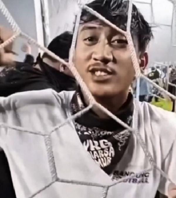 bobotoh ambil jaring gawang Tangkapan layar aksi bobotoh mengambil jaring gawang Stadion GBLA saat euforia merayakan Persib Bandung juara Liga 1. (Foto: IG)
