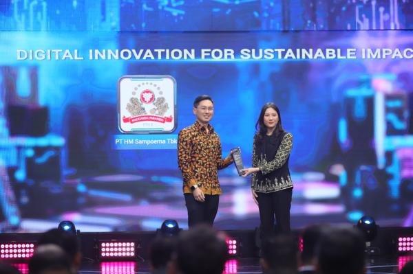 DIA 2025 CEO iNews Media Group Angela Tanoesoedibjo memberikan penghargaan DIA 2025 untuk HM Sampoerna. (Foto: Aldhi Chandra)