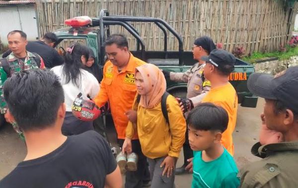 Tim SAR gabungan mengevakuasi belasan pendaki yang sempat tersesat di kawasan Gunung Arjuno, Kabupaten Malang, Kamis (29/5/2025). (Foto: iNews)