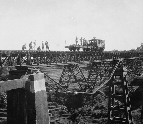 Proses pembuatan Jembatan Lahor Proses pembangunan Jembatan Lahor perbatasan Malang - Blitar era Hindia Belanda (Foto: Istimewa)