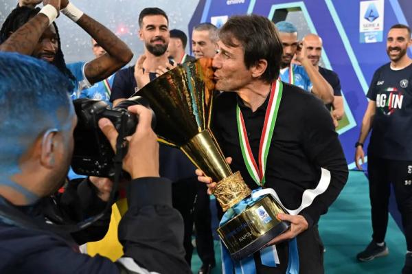 Antonio Conte resmi bertahan di Napoli hingga musim 2025-26, siap membawa klub meraih prestasi lebih tinggi. (Foto: Football Italia)