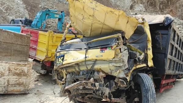 Truk tertimpa longsor Cirebon Kendaraan rusak tertimpa longsor besar di kawasan pertambangan Gunung Kuda, Desa Bobos, Kecamatan Dukupuntang, Kabupaten Cirebon, Jawa Barat, Jumat (30/5/2025). Foto: Toiskandar).