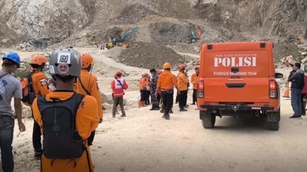 Tim SAR gabungan terus berupaya mencari delapan korban yang masih hilang akibat longsor di Gunung Kuda, Kabupaten Cirebon, Jawa Barat, Sabtu (31/5/2025). (Foto: Toiskandar).
