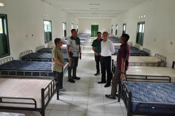 Fasilitas Yonif 315 Garuda Wali Kota Bogor, Dedie A. Rachim saat meninjau salah satu fasilitas Yonif 315 Garuda, Kota Bogor. (Foto: Putra Ramadhani Astyawan)