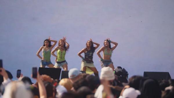 No Na tampil di Head In The Clouds Los Angeles. (Foto: Youtube)