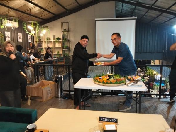 Potong tumpeng preman pensiun Prosesi potong tumpeng di acara nobar penayangan episode perdana Preman Pensiun X. (Foto: Agus Warsudi)