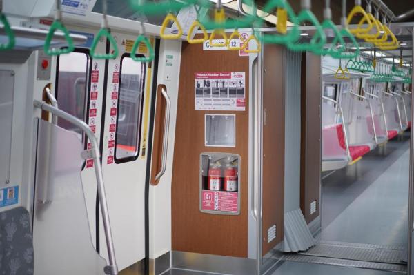 Dalam rangkaian KRL baru asal China (Dok. KAI Comm Dalam rangkaian KRL baru asal China (Dok. KAI Commuter)