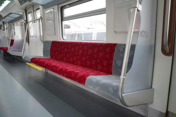 Kursi prioritas berwarna abu-abu dalam rangkaian KRL baru asal China (Dok. KAI Commuter)