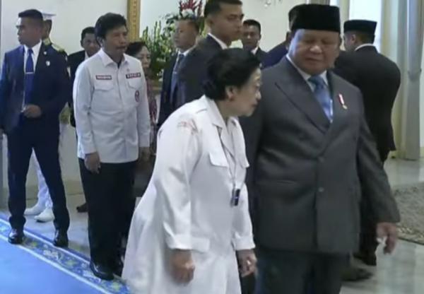 Momen akrab Prabowo-Megawati bisik-bisik usai upacara Hari Lah Momen akrab Prabowo-Megawati usai upacara Hari Lahir Pancasila, Senin (2/6/2025) (Foto: screenshot)