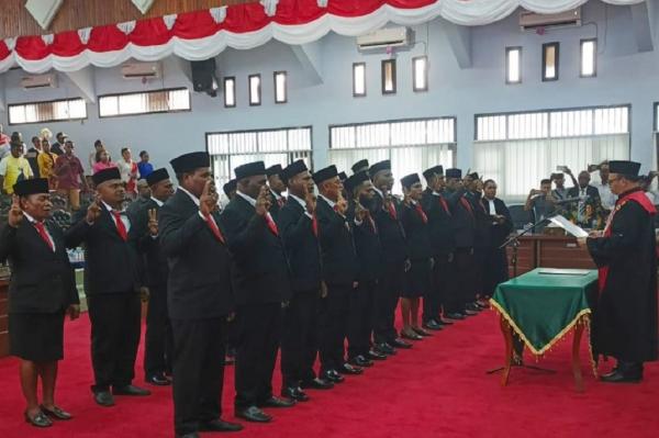 Daniel Antoh perindo Daniel Antoh saat dilantik menjadi anggota DPRK Mamberamo Raya dari Partai Perindo. (Foto: Ist)