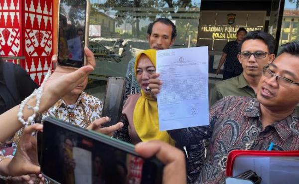 Keluarga mahasiswa Unila yang tewas diduga dianiaya saat diksar lapor ke Polda Lampung. (Foto: iNews)