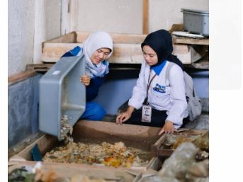 Ema Suranta menunjukkan budi daya maggot dari sampah organik. (Foto: ist)