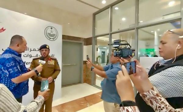 Tim IMG wawancara eksklusif dengan Direktur Jenderal Pasukan Pertahanan Sipil Arab Saudi, Mayor Jenderal Hamoud bin Suleiman Al-Faraj di Markas Besar 911 di Makkah. (Foto: IMG)