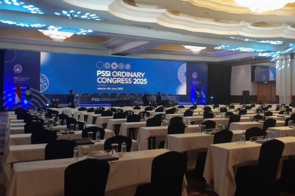 Ruangan Kongres Biasa PSSI kosong Ruangan Kongres Biasa PSSI kosong ditinggal para peserta karena acara tersebut ditunda usai Ketua Umum PSSI Erick Thohir meninggalkan ruangan. (Foto: IMG/Andri Bagus)