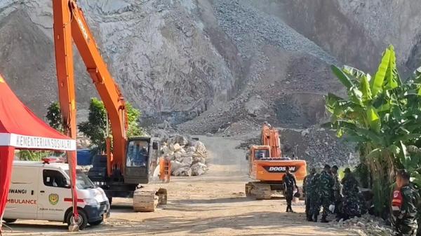 TKP longsor Gunung Kuda TKP longsor tambang batu Gunung Kuda, Kabupaten Cirebon, Jawa Barat berisiko longsor susulan. (Foto: Toiskandar).