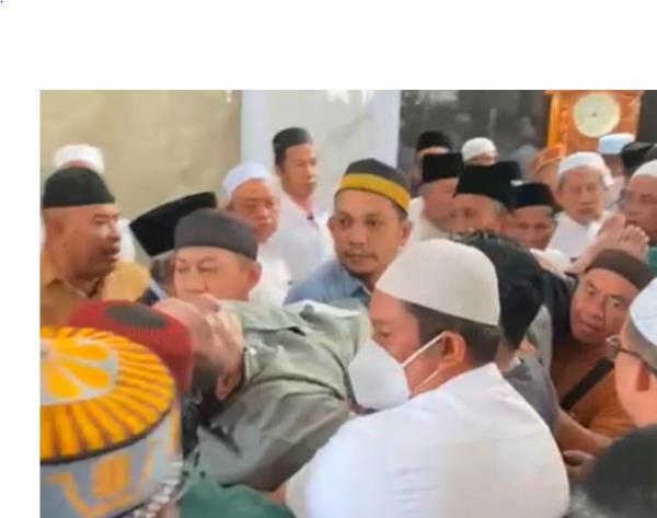 Ustaz Yahya Ustaz Yahya Waloni meninggal dunia saat menjadi khatib Sholat Jumat di Masjid Daarul Falah, Kota Makassar, Jumat (6/6/2025). (Foto: iNews)