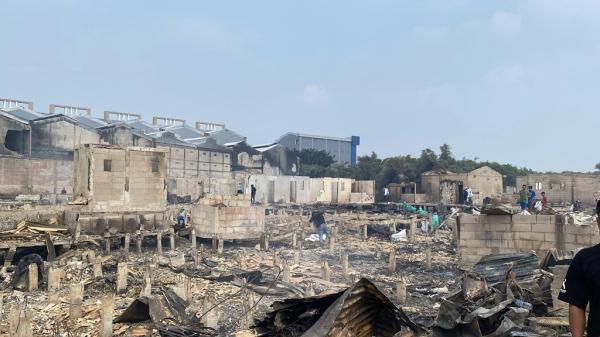 Warga kampung Rawa Indah, Kapuk Muara, Penjaringan, Jakarta Utara, tengah mencari barang-barang yang dari reruntuhan bangunan pascakebakaran hebat yang melanda wilayah tersebut, Jumat (6/6/2025) kemarin. (Foto: Danandaya Arya Putra)