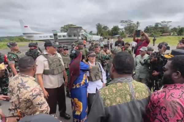 Menhan dan Menkeu di Nduga Menteri Pertahanan Sjafrie Sjamsoeddin dan Menteri Keuangan Sri Mulyani disambut warga saat tiba di Nduga. (Foto: Istimewa)