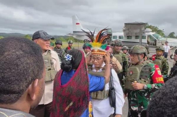Menhan dan Menkeu di Nduga 1 Menteri Pertahanan Sjafrie Sjamsoeddin dan Menteri Keuangan Sri Mulyani disambut warga saat tiba di Nduga. (Foto: Istimewa)