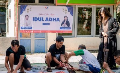 Warga antusias memotong daging kurban sapi sumbangan kader Partai Perindo Barito Timur. (Foto: iNews)