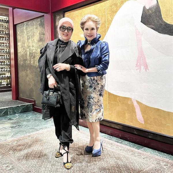 Syahrini dan Dewi Soekarno di Jepang Syahrini dan Dewi Soekarno di Jepang. (Foto: Instagram)