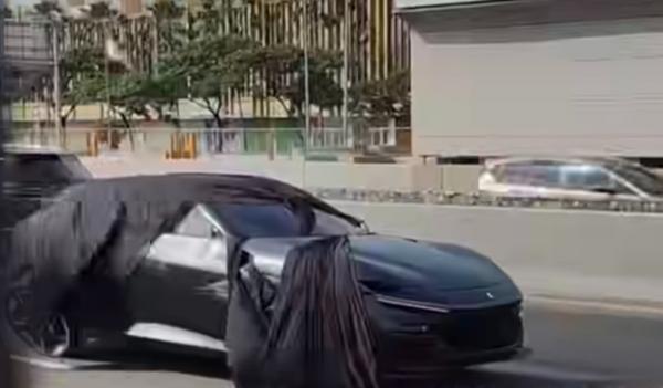 Mobil Ferrari Terjungkal di Tol Penampakan mobil Ferrari yang terjungkal di Tol Cengkareng, Minggu (15/6/2025) siang. (Foto: Instagram @jakartabarat24jam)