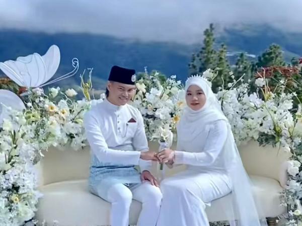 Nikah dengan latar gunung Pengantin ini viral gegara menikah dengan latar Gunung Kinabalu. (Foto: Instagram)