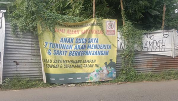 Spanduk Larangan Buang Sampah Spanduk larangan buang sampah di Perumahan Bukit Pesanggerahan Indah 2, Bojonggede, Bogor. (Foto: Dok. Yunaldi Libra)