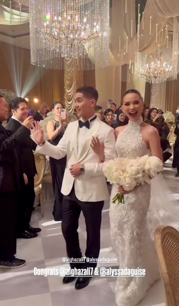 Resepsi Alyssa Daguise Penampilan Alyssa Daguise di momen resepsi pernikahan mengenakan dress Hian Tjen. (Foto: Instagram)